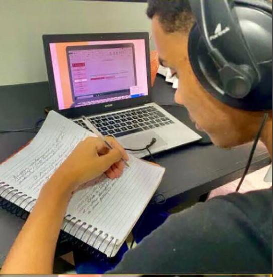 Aluno estudando em aula da Fortaleza Cursos